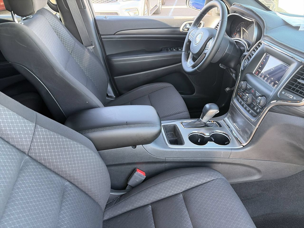Used 2020 Granite Crystal Jeep Laredo image 11