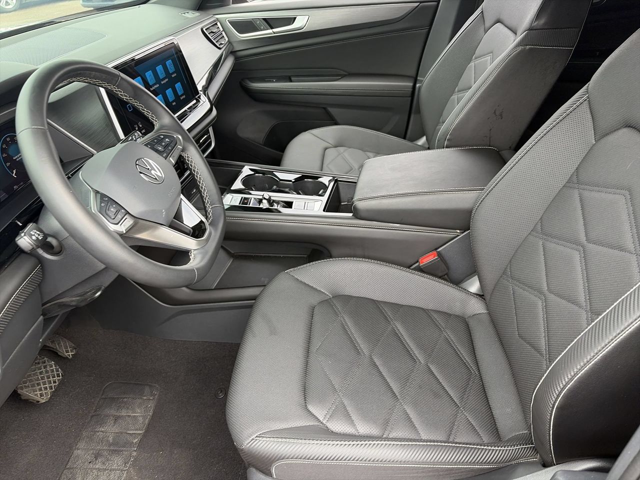 Used 2024 Silver Mist Volkswagen 2.0T SE w/Technology image 18