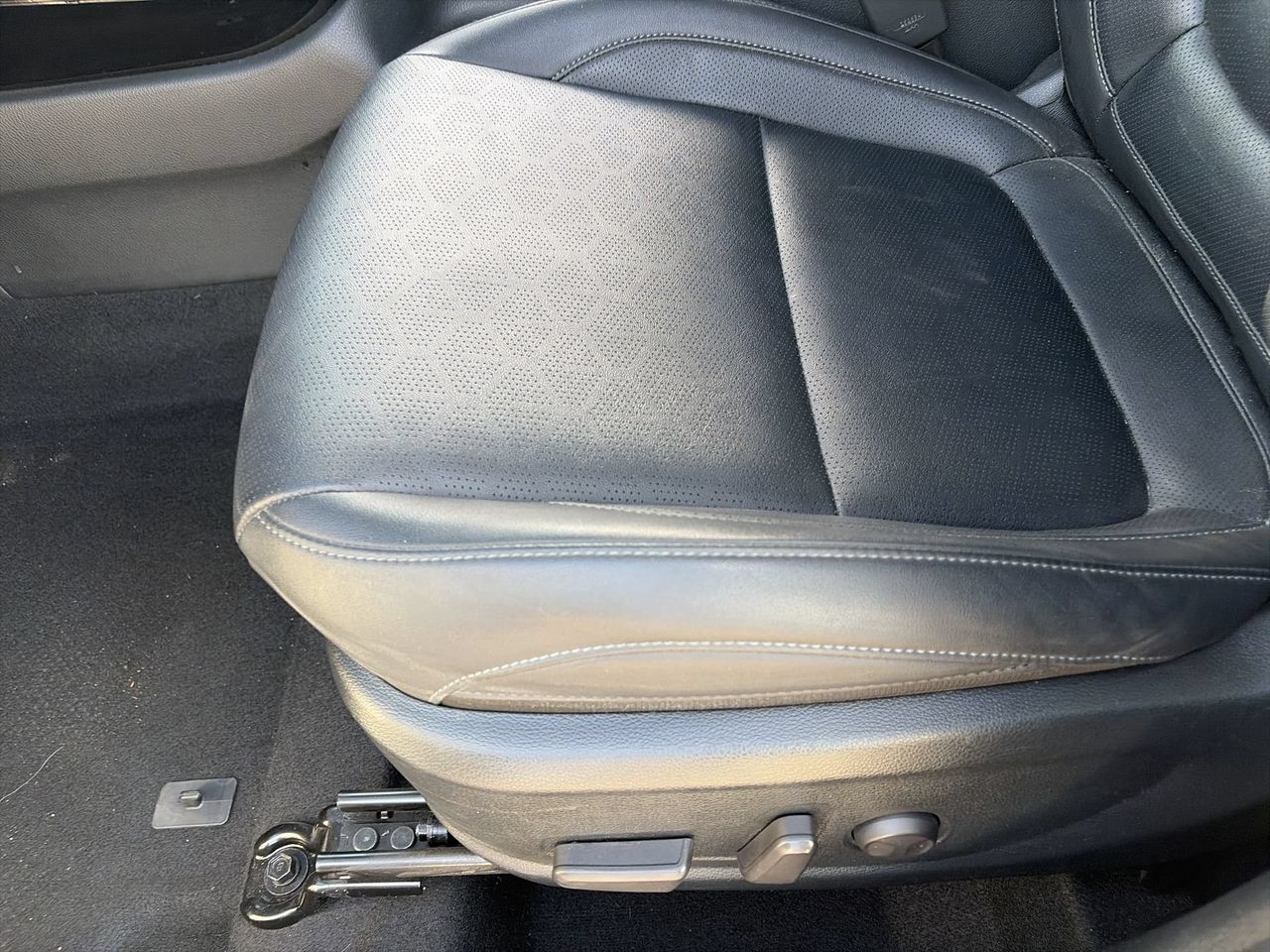 Certified Used 2025 Snow White Pearl Kia EX image 19