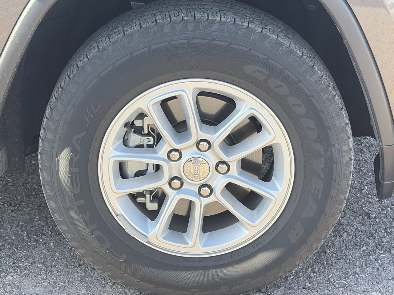 Used 2020 Granite Crystal Jeep Laredo image 9