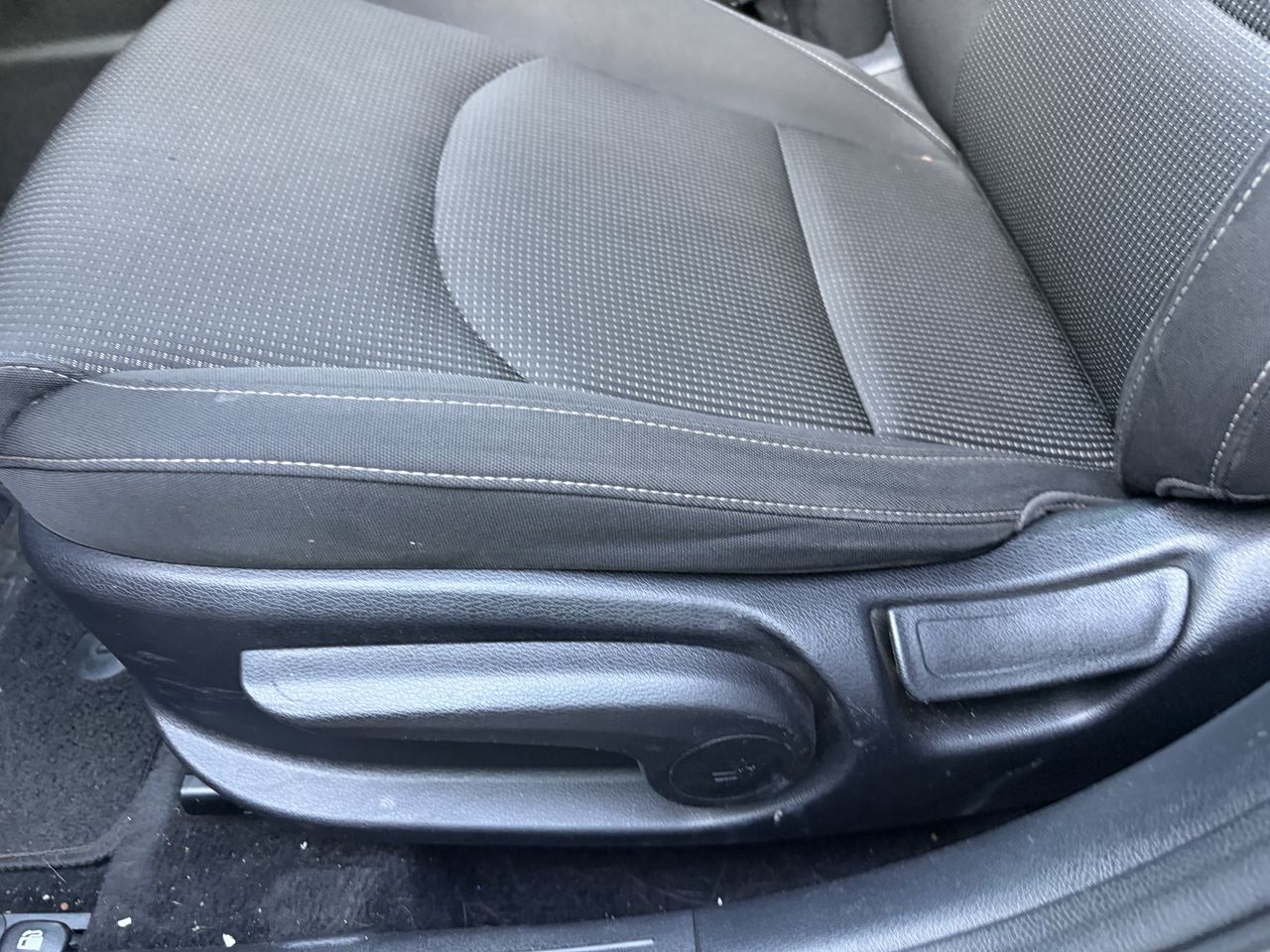 Used 2019 Clear White Kia LXS image 7