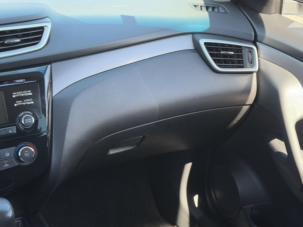 Used 2016 Glacier White Nissan S image 15