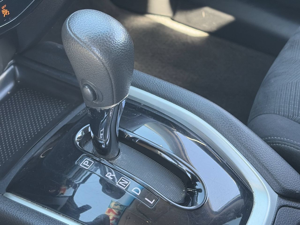 Used 2016 Glacier White Nissan S image 28