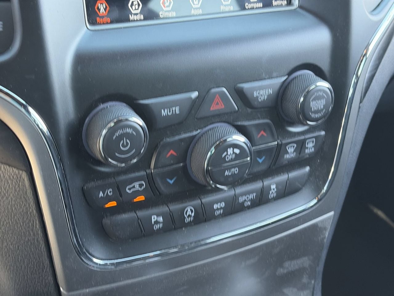 Used 2020 Granite Crystal Jeep Laredo image 26