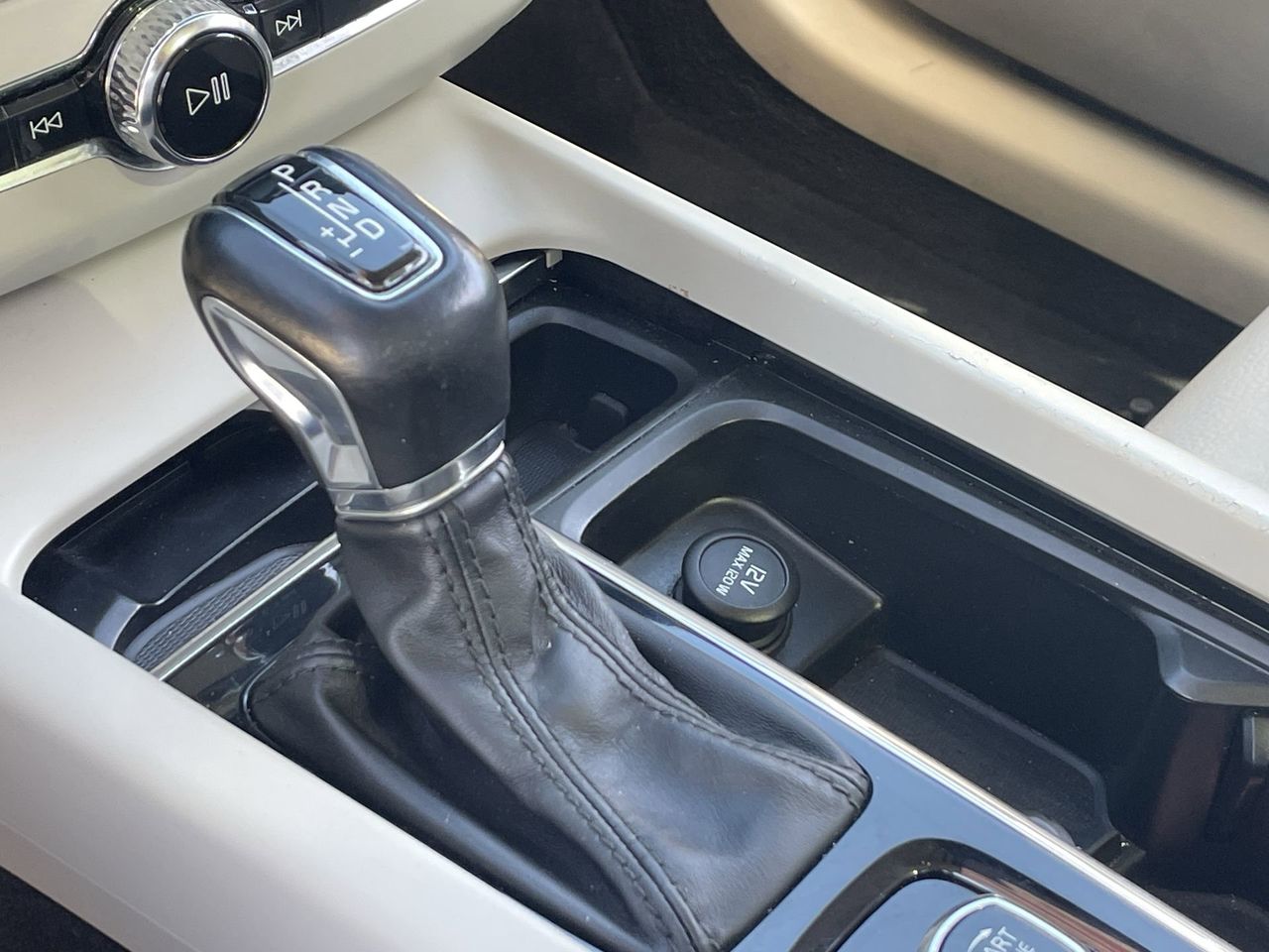 Used 2019 Onyx Black Volvo T5 Momentum image 28