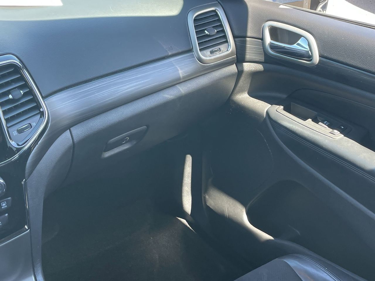 Used 2020 Bright White Jeep Laredo image 15