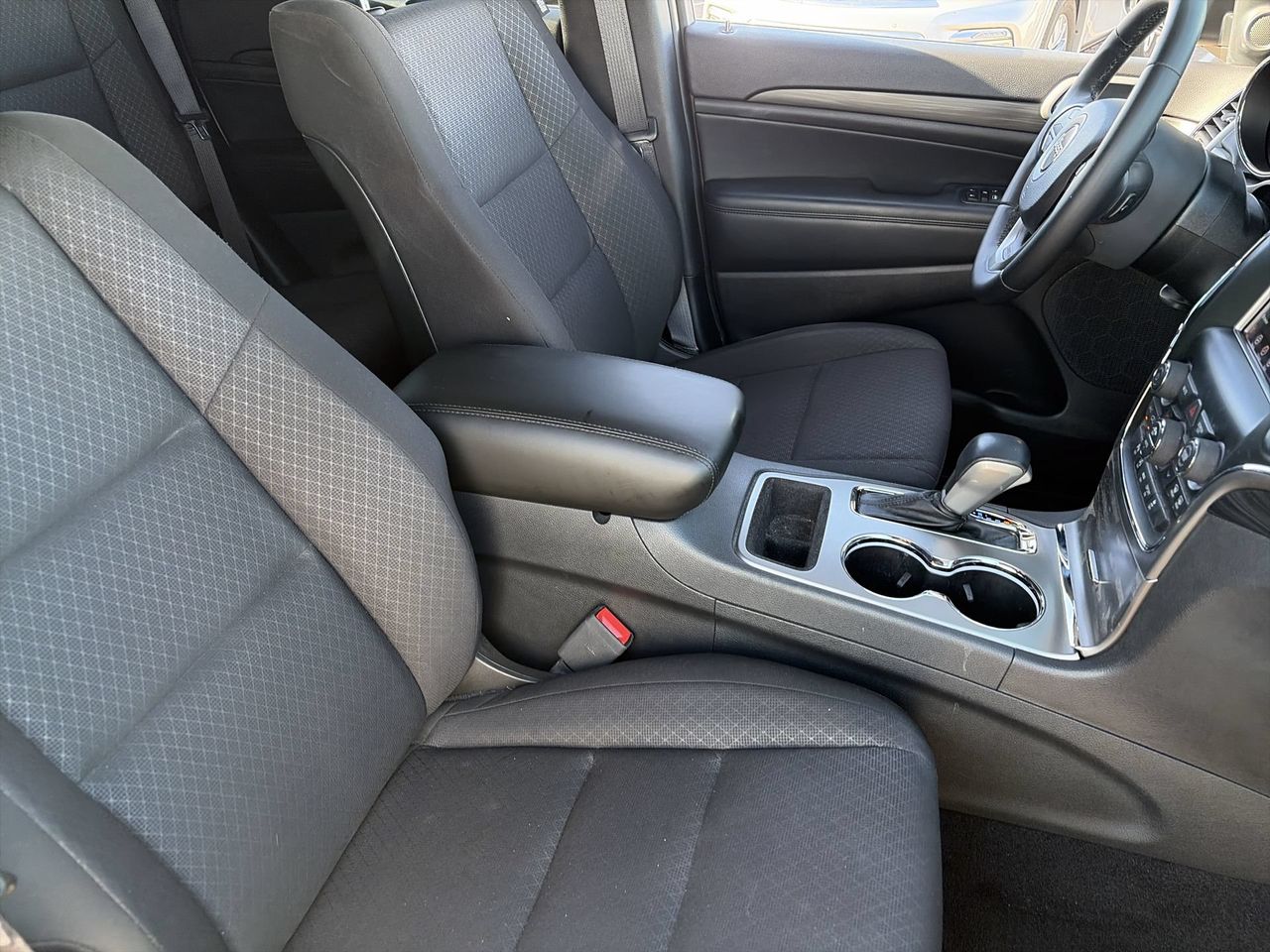 Used 2020 Granite Crystal Jeep Laredo image 10