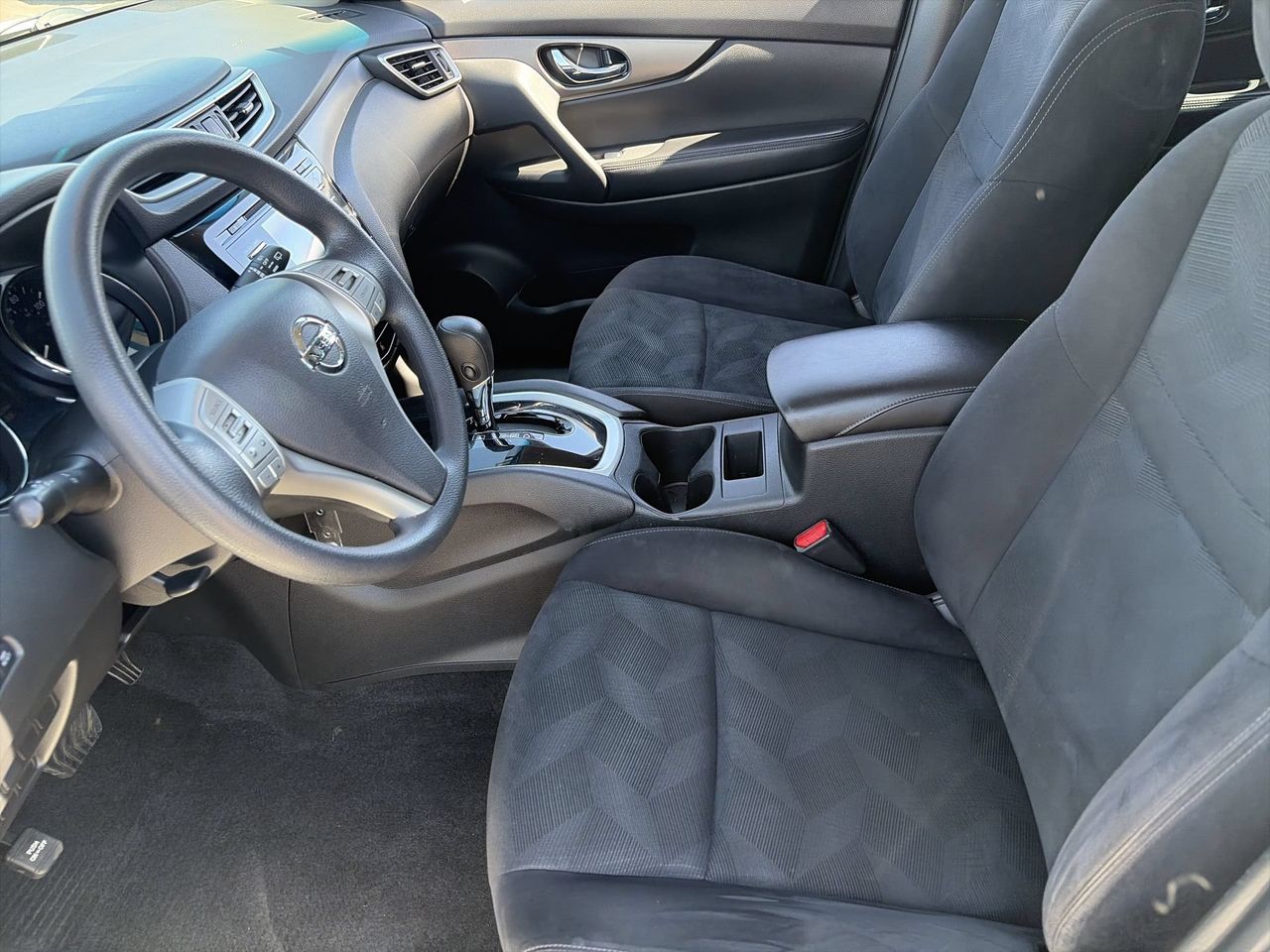 Used 2016 Glacier White Nissan S image 18