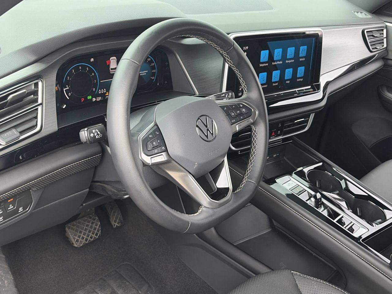 Used 2024 Silver Mist Volkswagen 2.0T SE w/Technology image 17