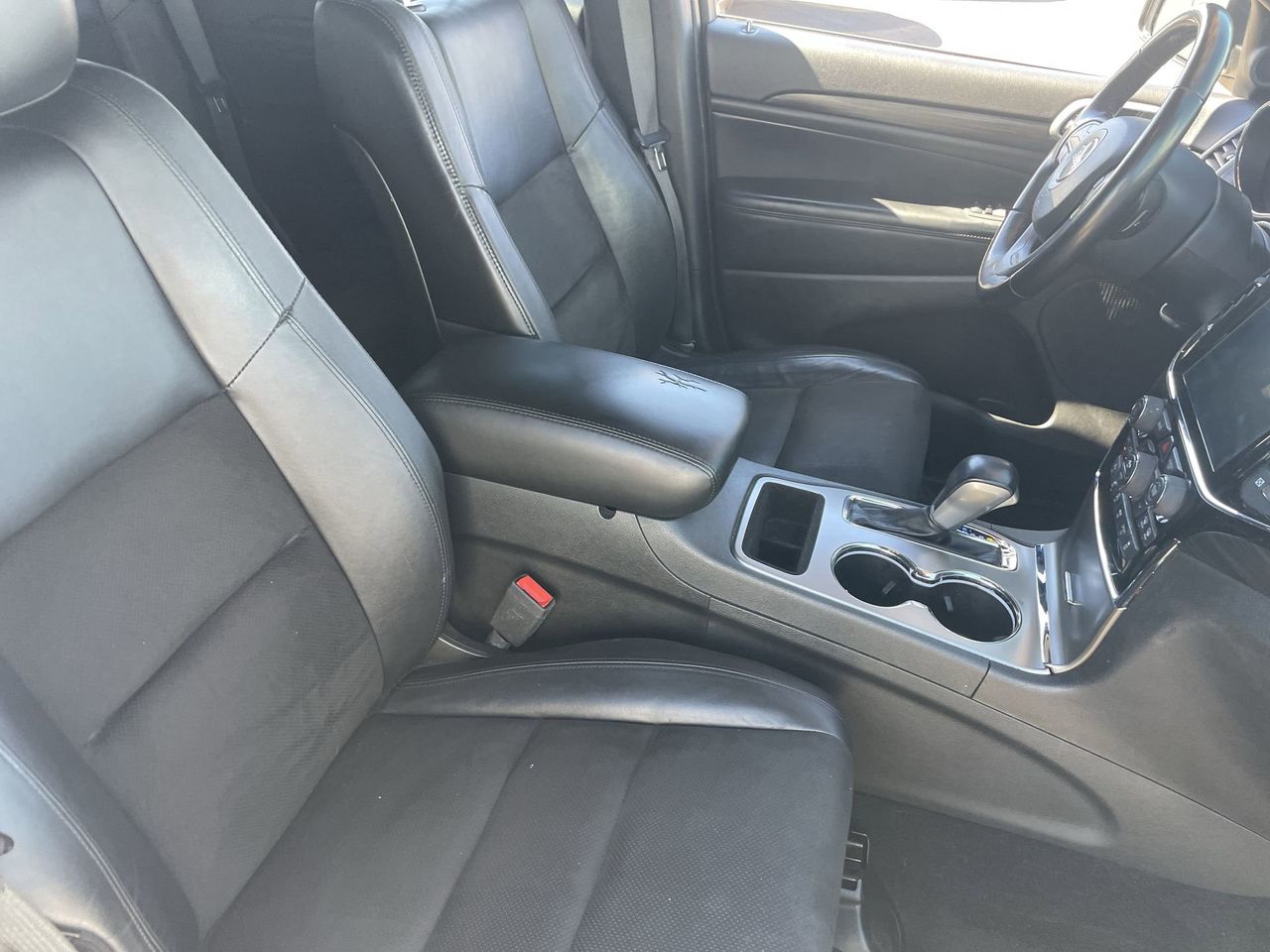 Used 2020 Bright White Jeep Laredo image 10