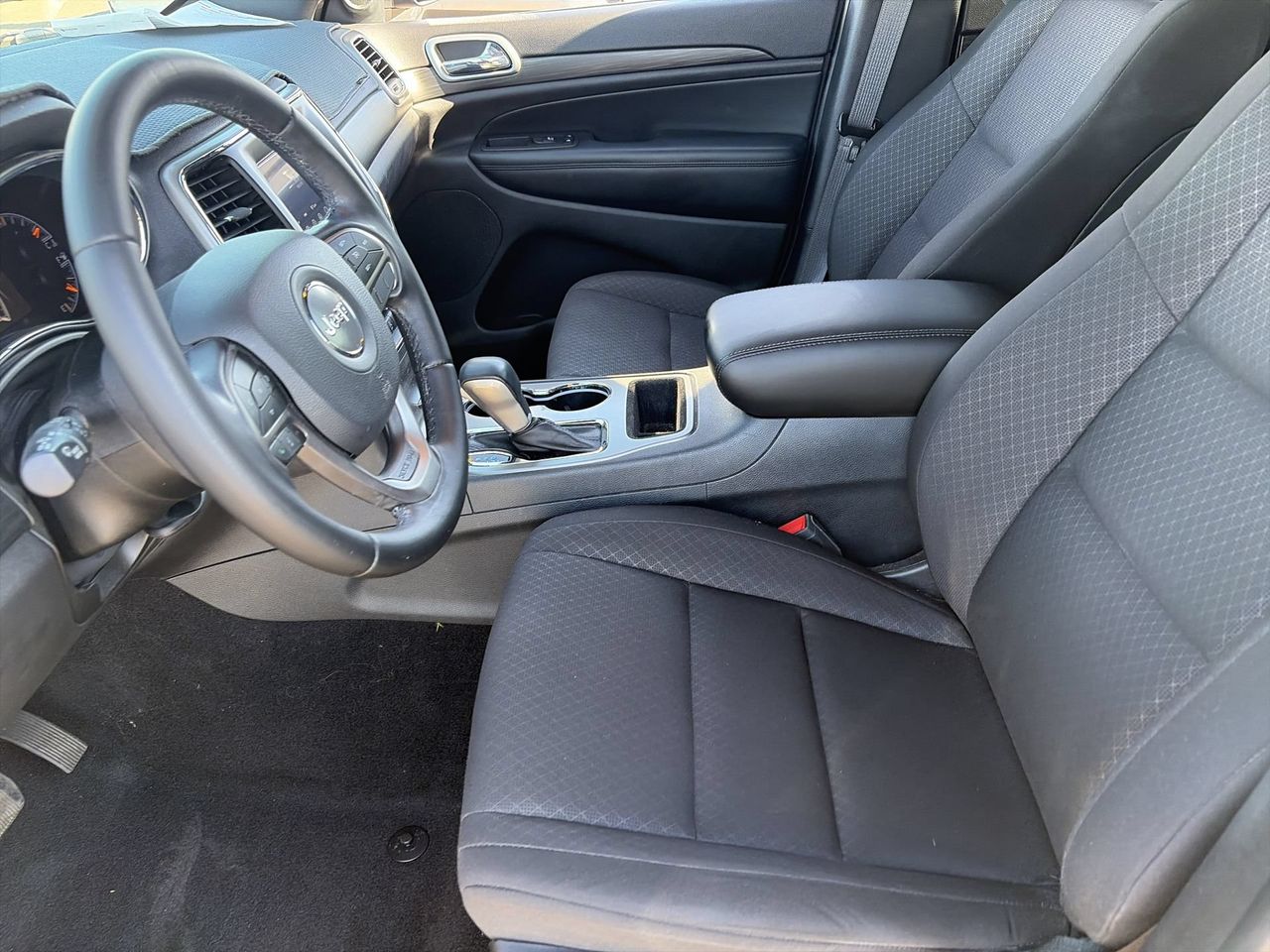 Used 2020 Granite Crystal Jeep Laredo image 18