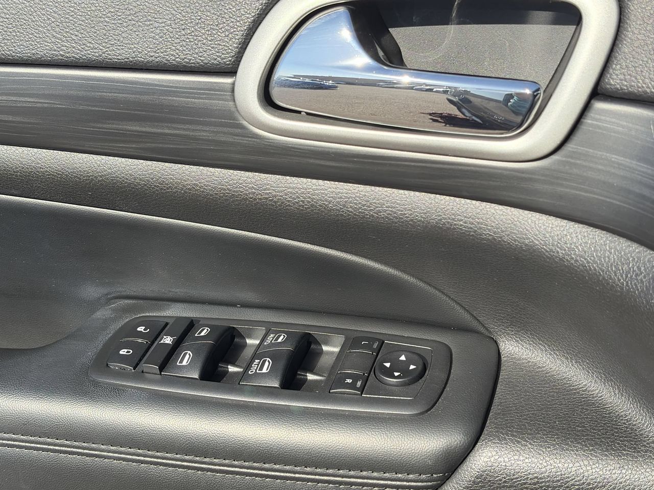 Used 2020 Granite Crystal Jeep Laredo image 20