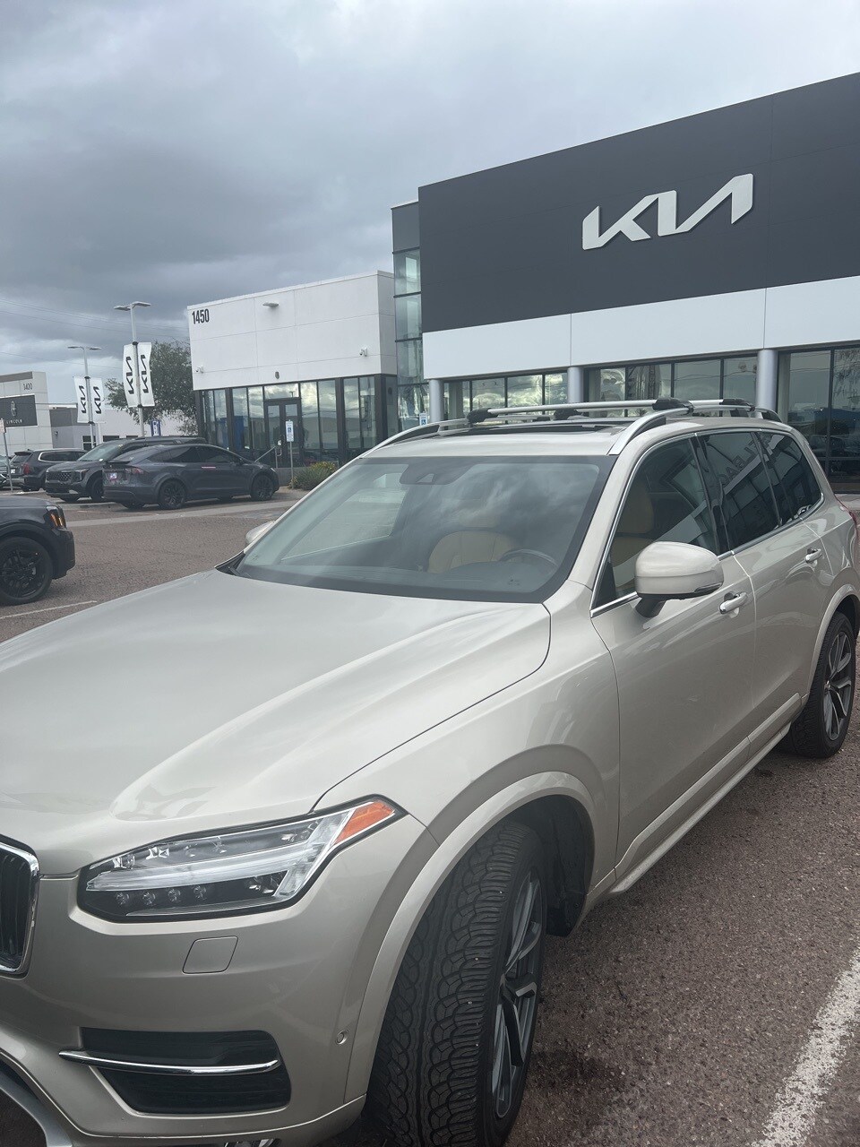 2016 Volvo XC90 T6 Momentum AWD photo 2