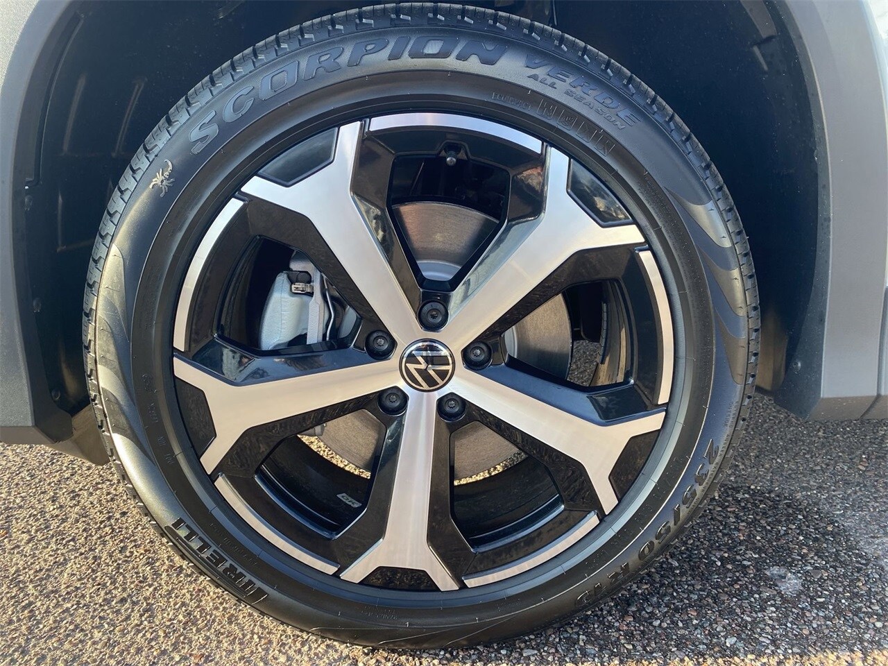 2025 Volkswagen Tiguan SE photo 2