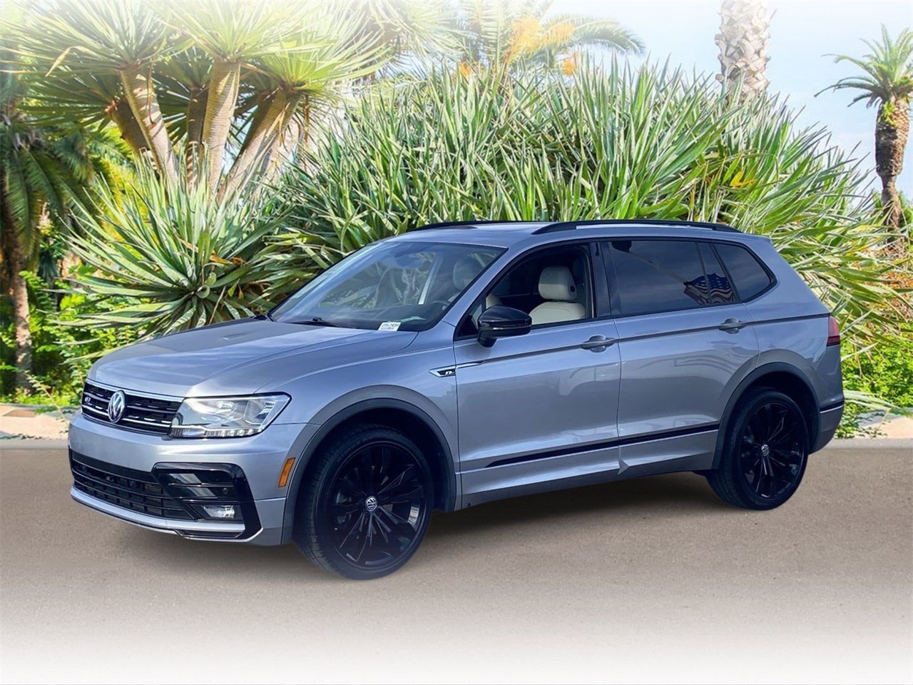 2020 Volkswagen Tiguan SE R-LINE BLACK's photo