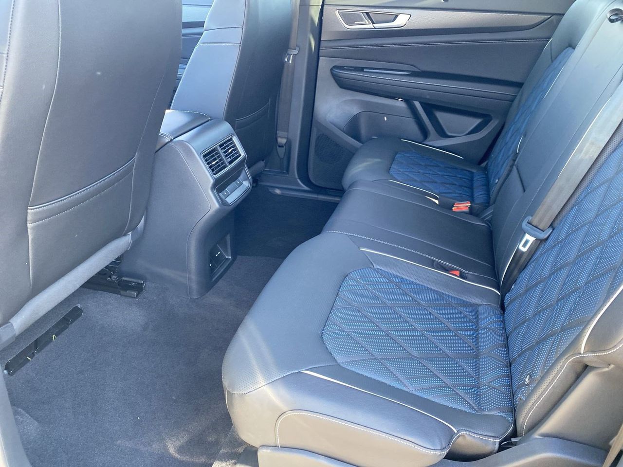 2026 Volkswagen Atlas Cross Sport SEL Premium R-LINE - Photo 13