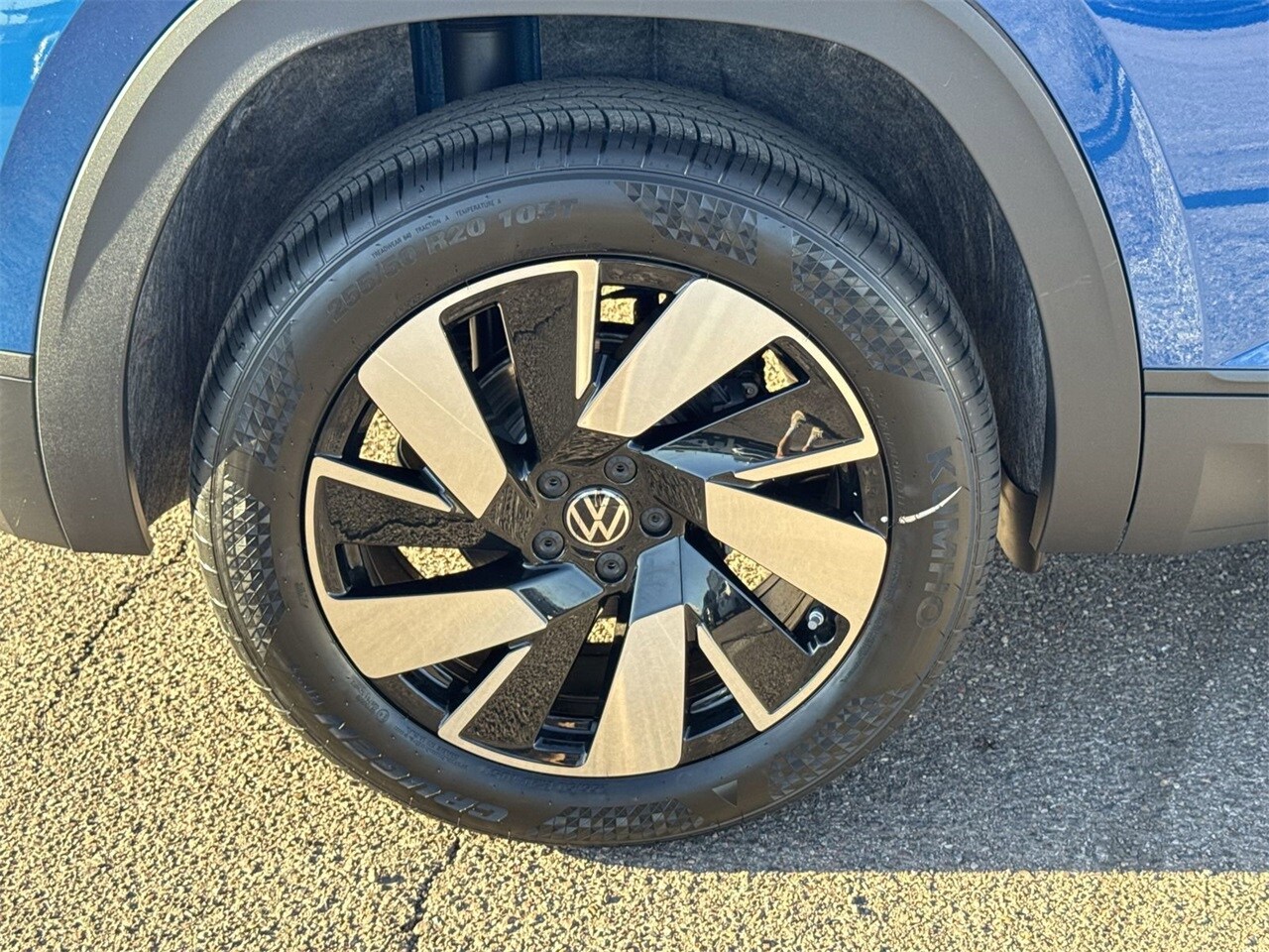 2025 Volkswagen Atlas Cross Sport SE Technology photo 2