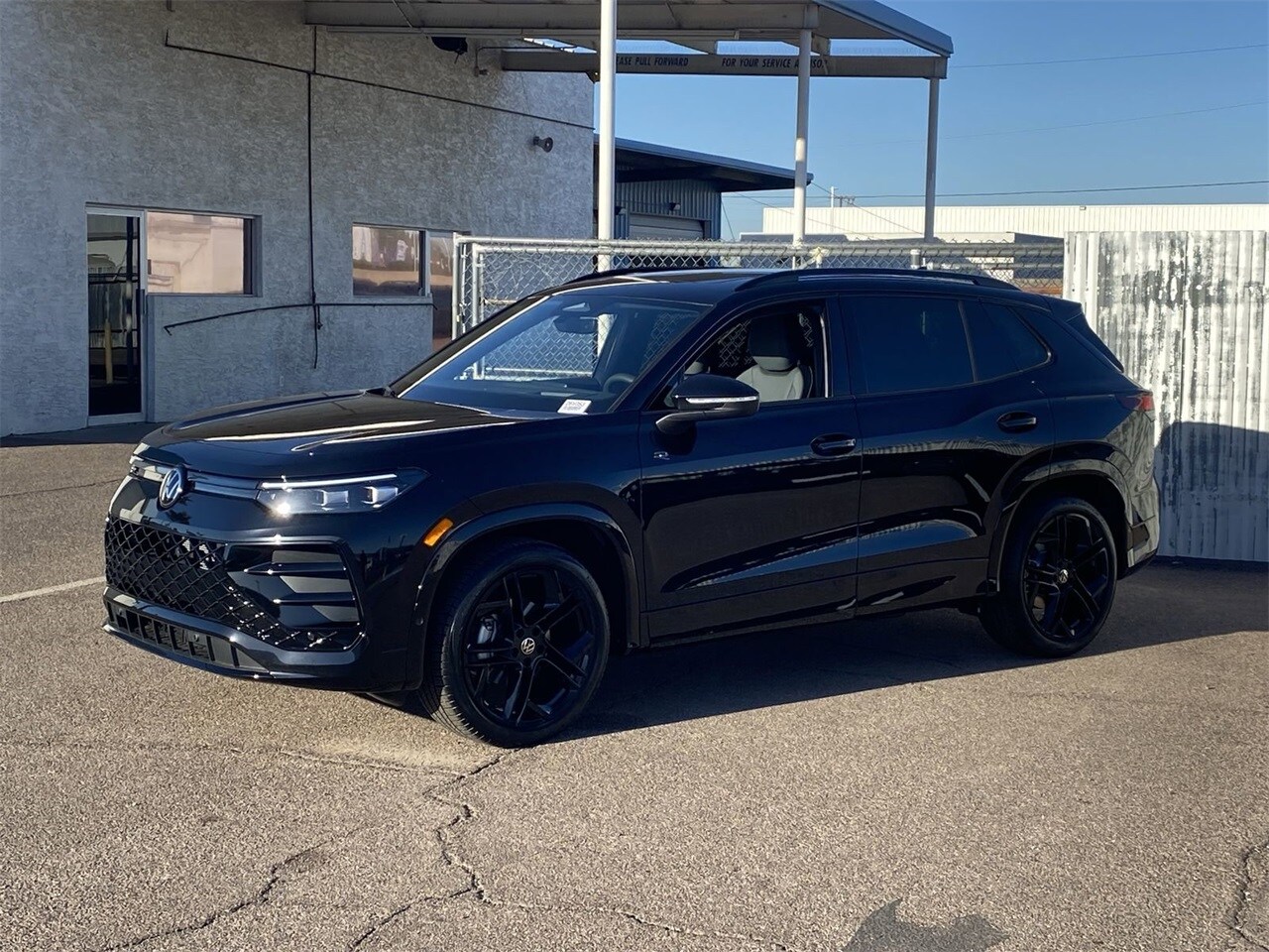 2026 Volkswagen Tiguan SE R-Line Black photo 3