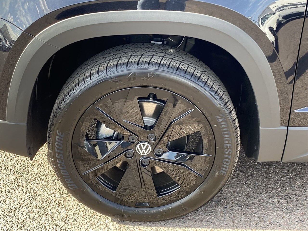 2025 Volkswagen Taos SE photo 2