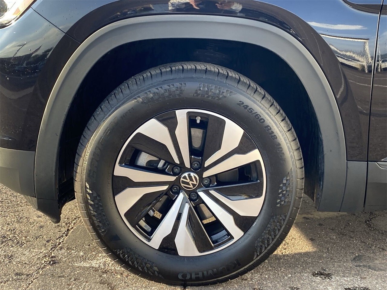 2025 Volkswagen Atlas SE photo 2