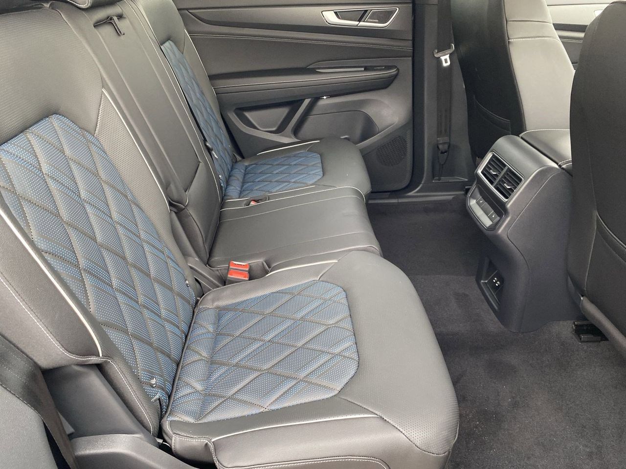 2026 Volkswagen Atlas Cross Sport SEL Premium R-LINE - Photo 9