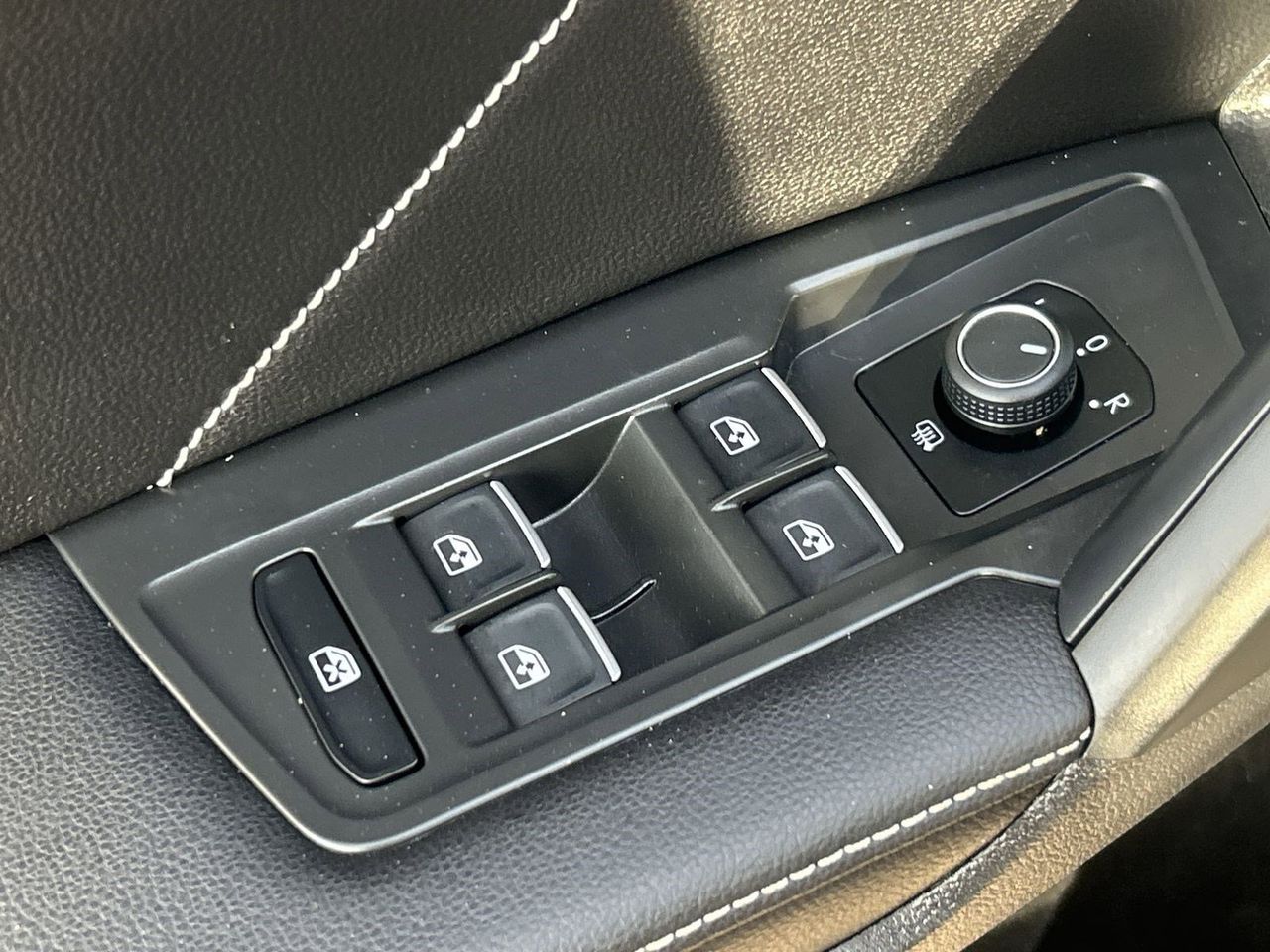 2023 Volkswagen Tiguan SE - Photo 18