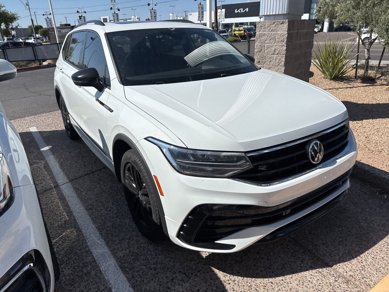 2022 Volkswagen Tiguan SE R-Line Black photo 2