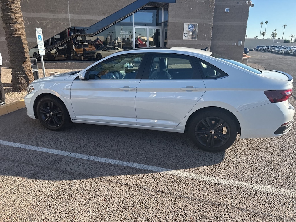 Used 2024 Volkswagen Jetta 1.5T SE Sedan