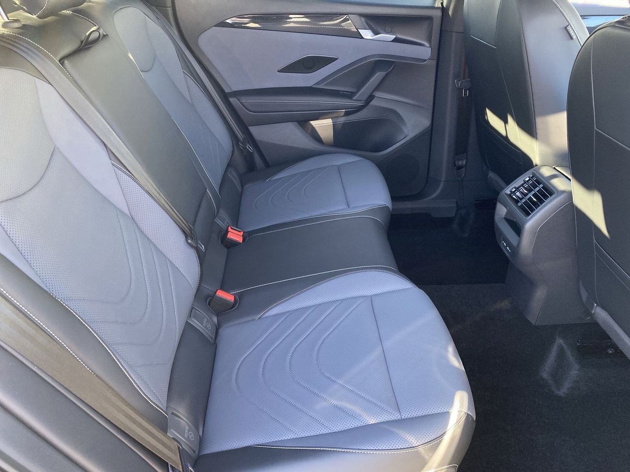 2026 Volkswagen Tiguan SE R-LINE BLACK - Photo 9