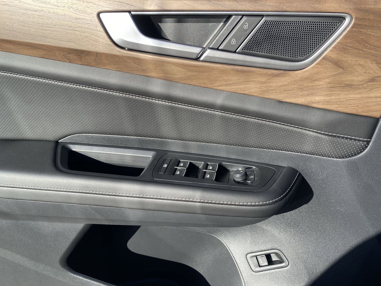 2026 Volkswagen Atlas SE w/Tech - Photo 17