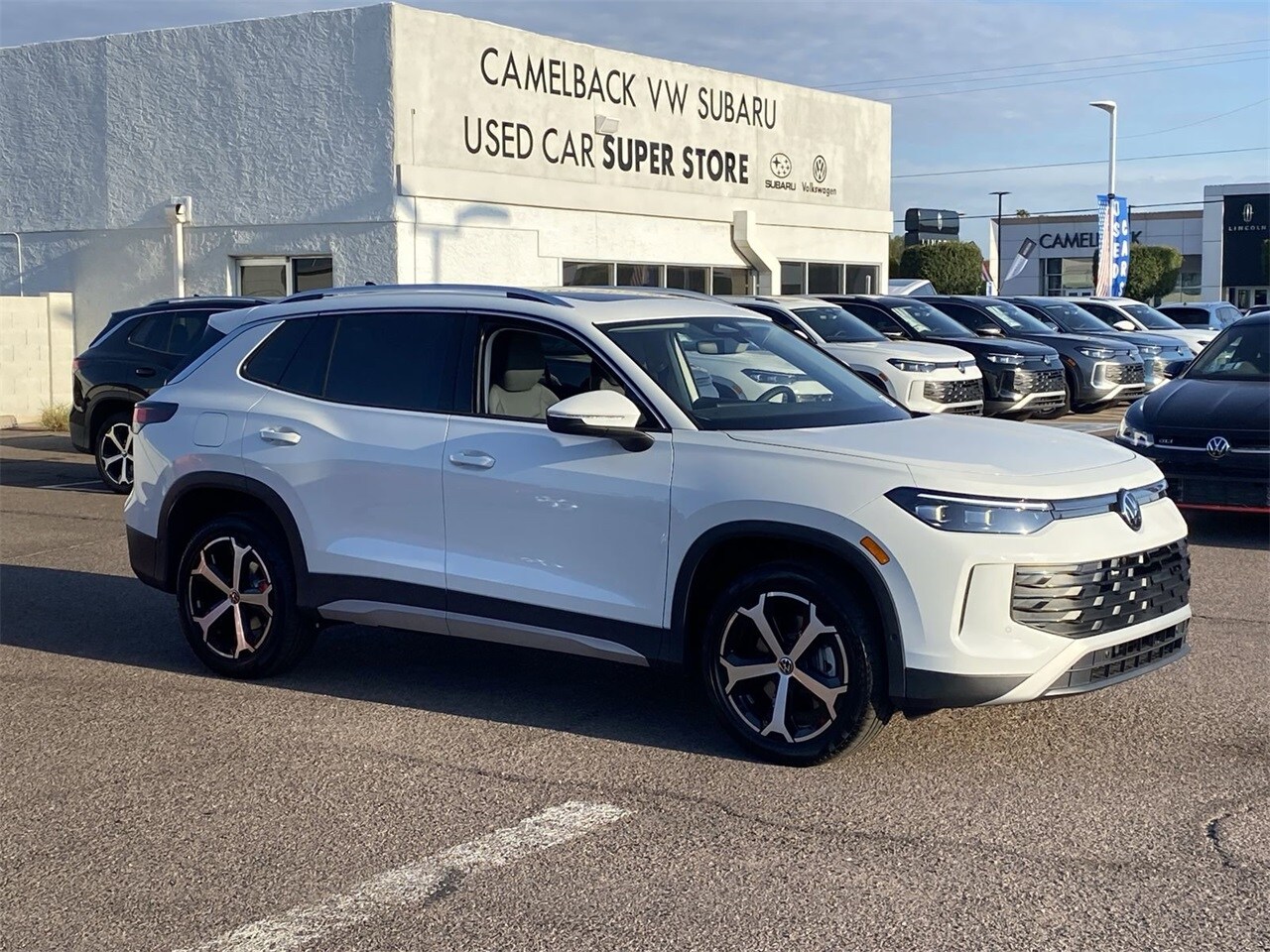 2025 Volkswagen Tiguan SE photo 3