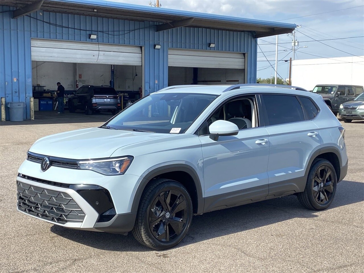 2025 Volkswagen Taos SE photo 4