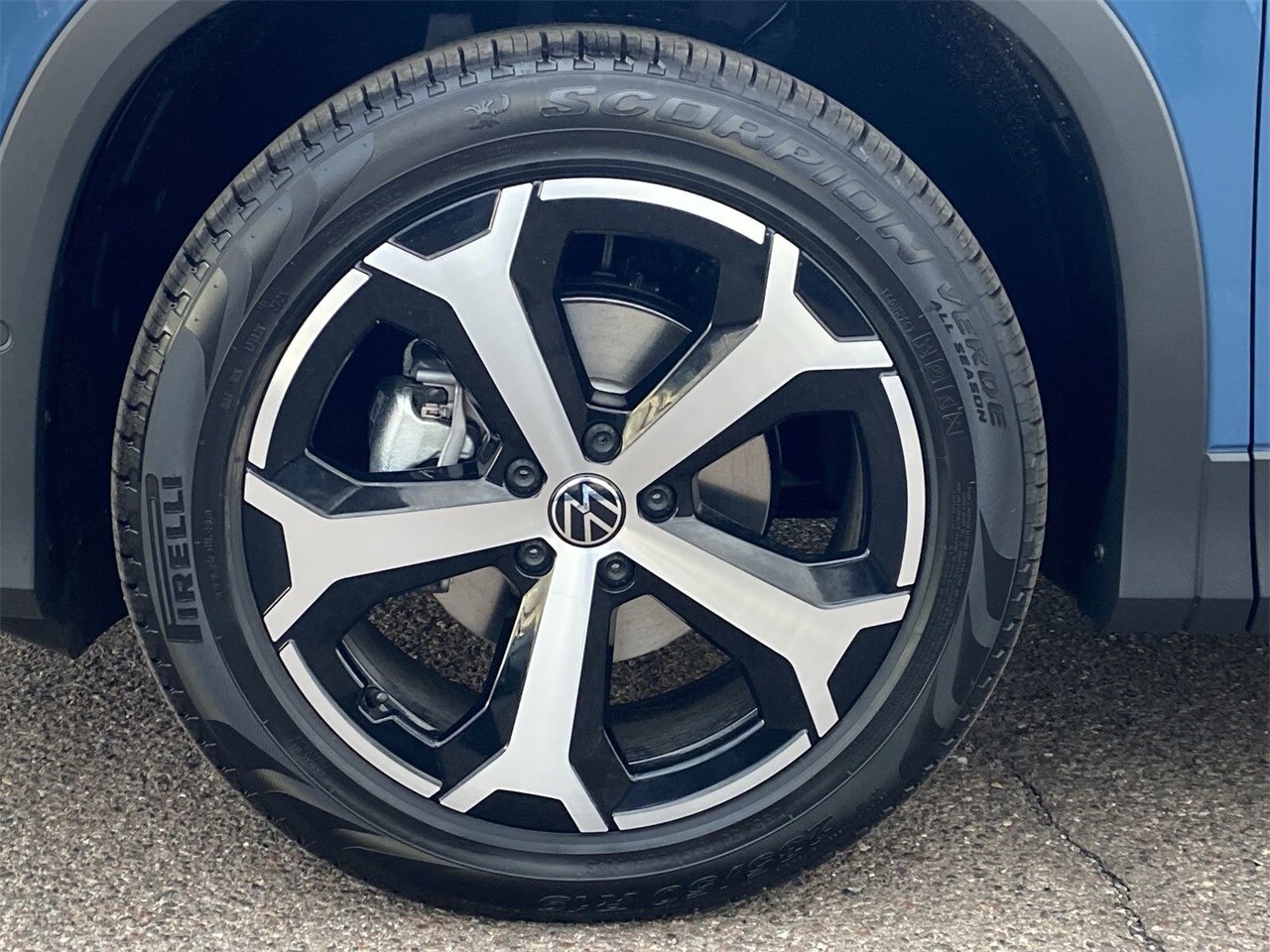 2025 Volkswagen Tiguan SE photo 2