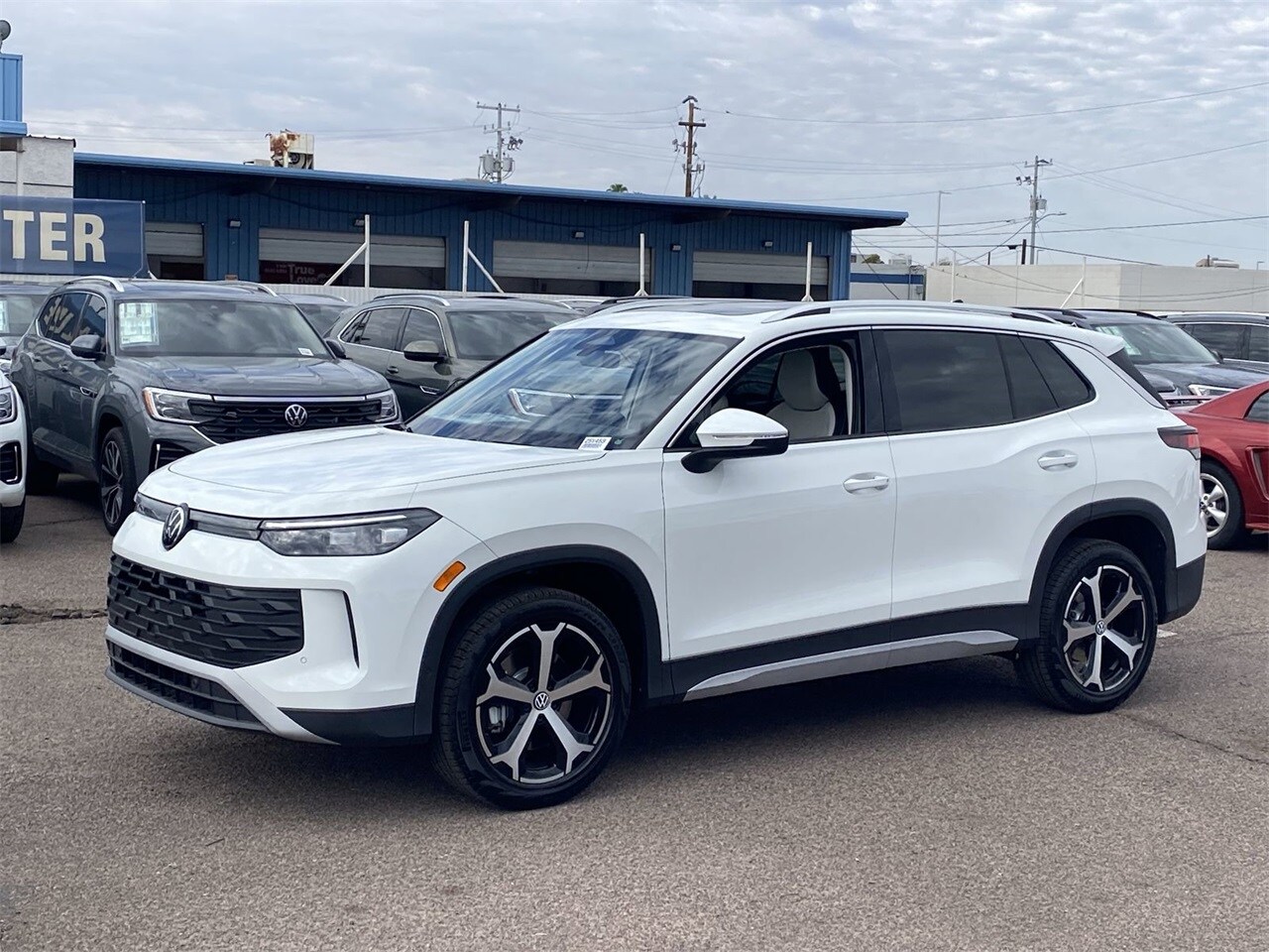 2025 Volkswagen Tiguan SE photo 4