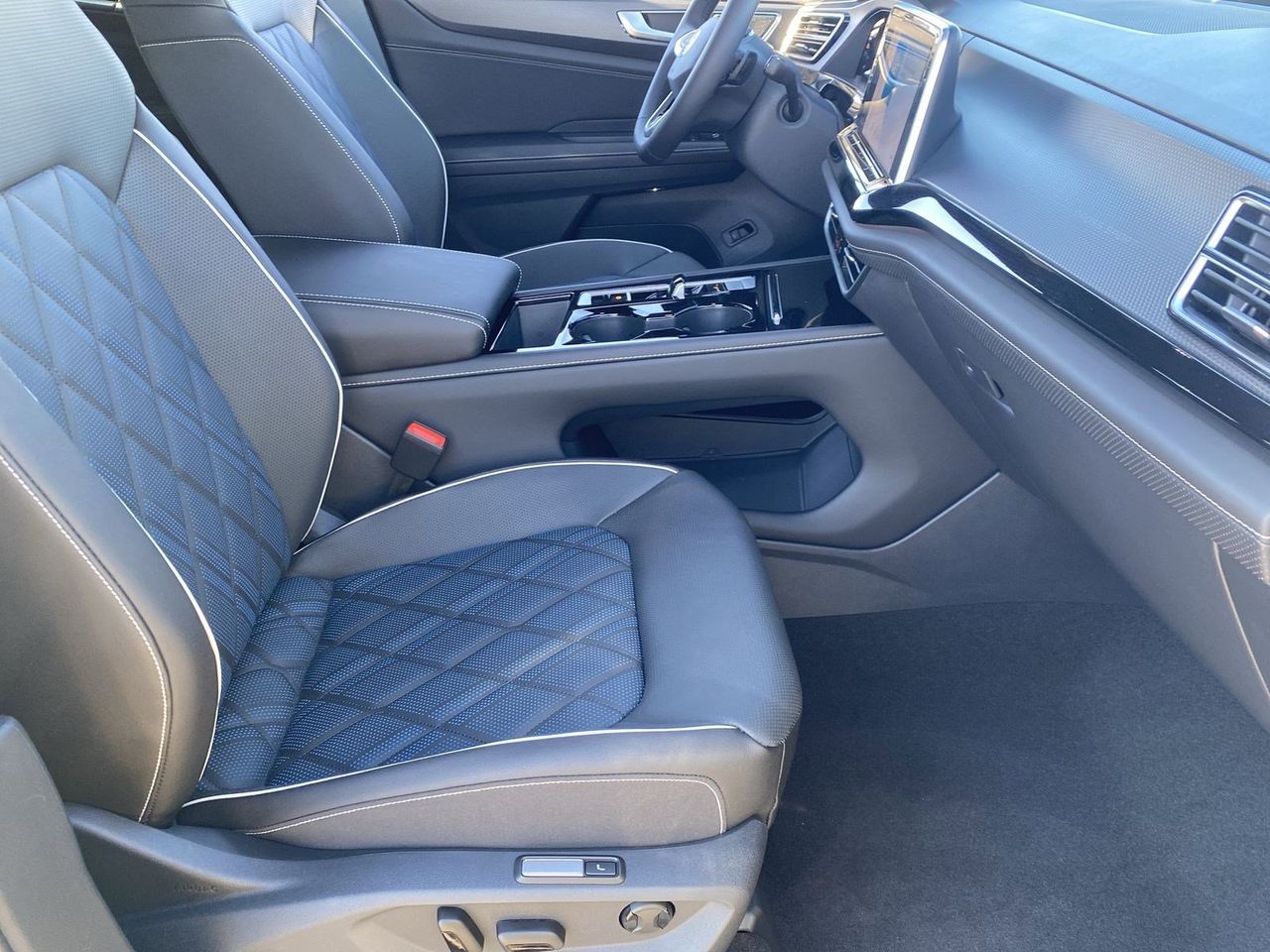 2026 Volkswagen Atlas Cross Sport SEL Premium R-LINE - Photo 8