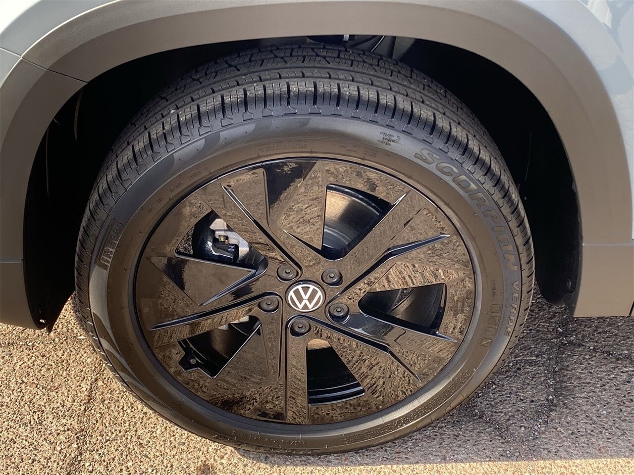 2025 Volkswagen Taos SE photo 2