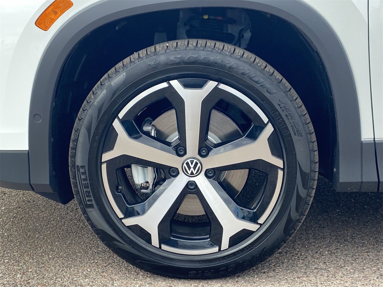 2025 Volkswagen Tiguan SE photo 2