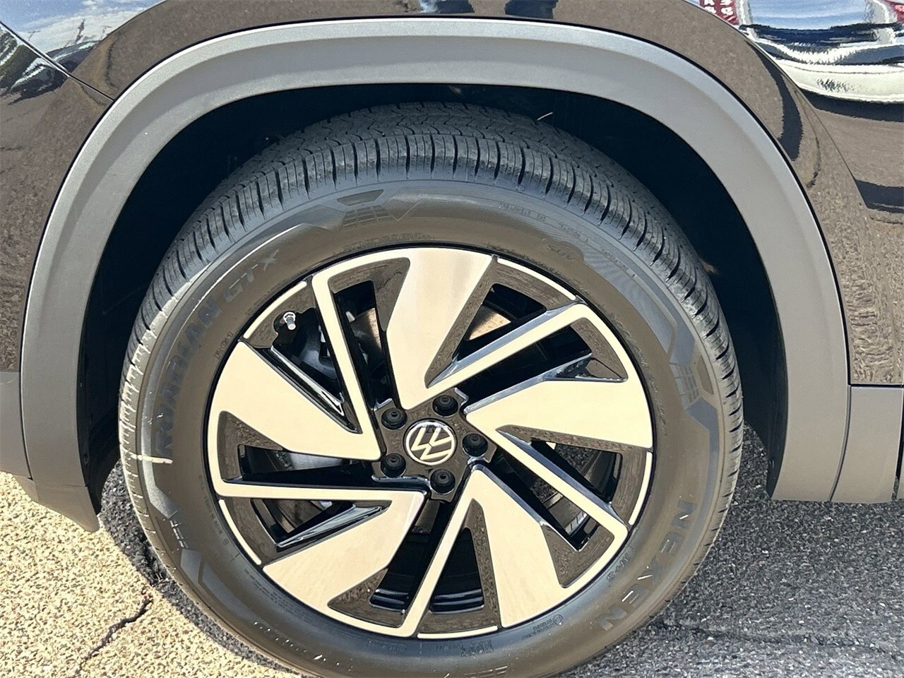 2025 Volkswagen Atlas SEL photo 2