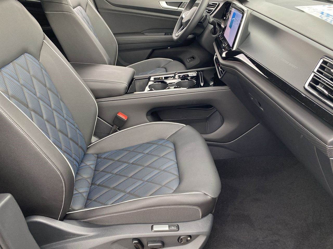 2026 Volkswagen Atlas Cross Sport SEL Premium R-LINE - Photo 8