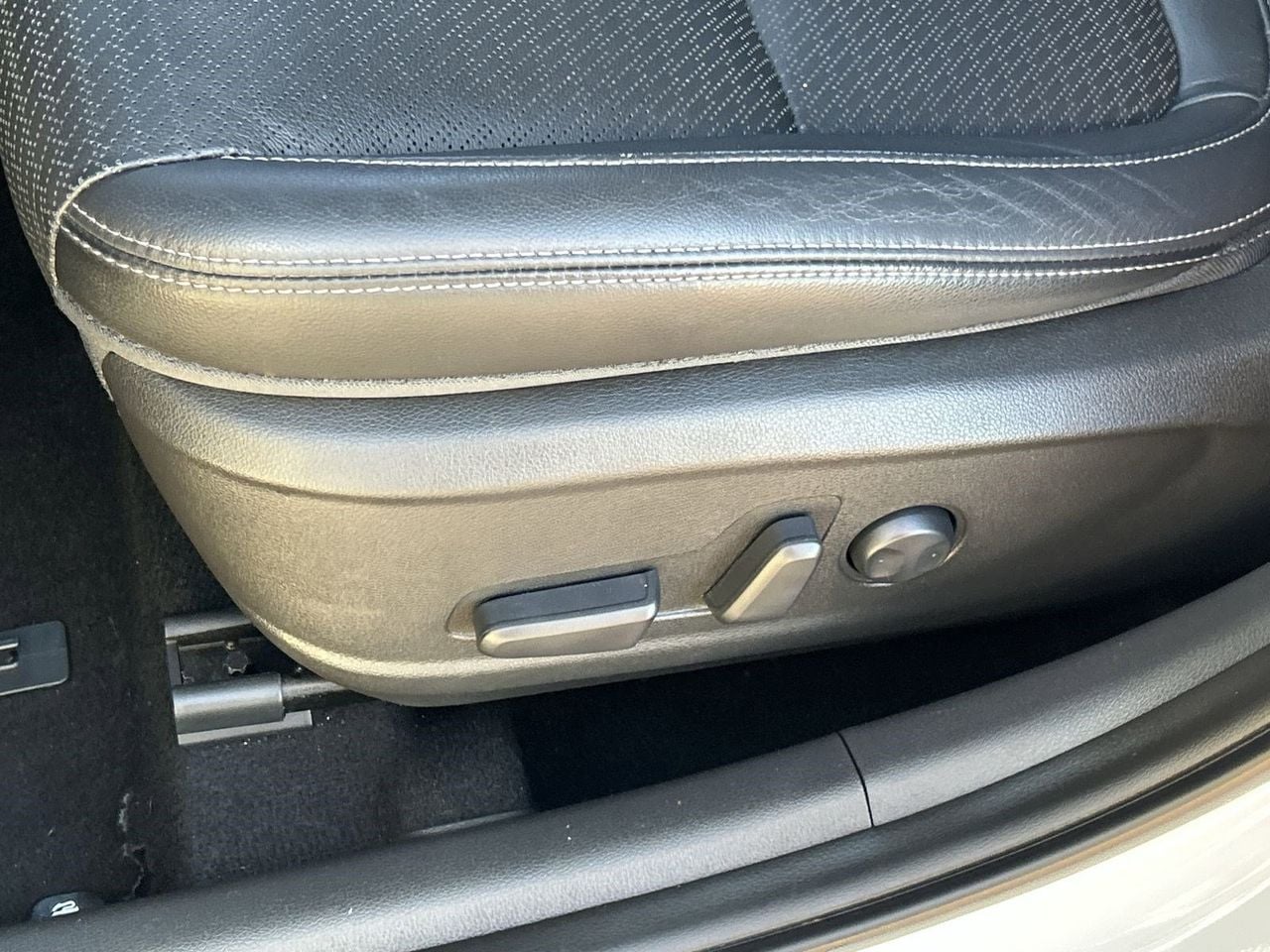 Used 2019 Chalk White Hyundai Ultimate image 17