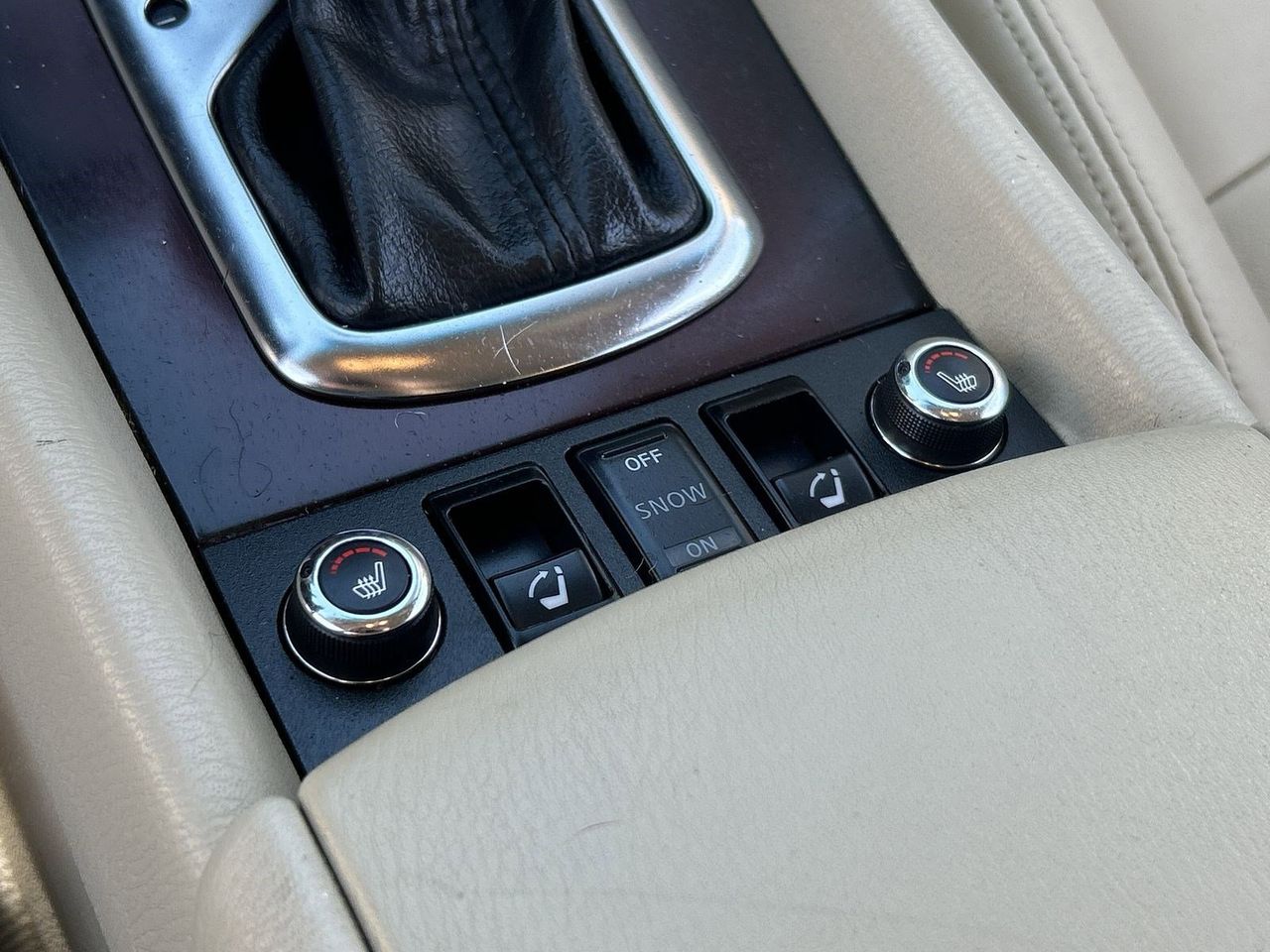 Used 2017 Black Obsidian INFINITI Base image 27