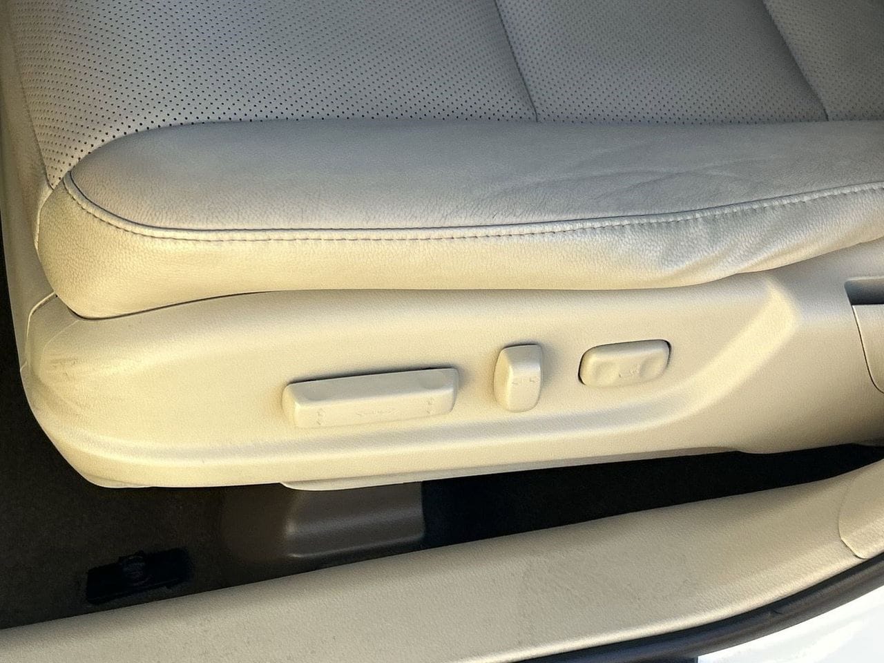 Used 2014 White Acura Technology Package image 17