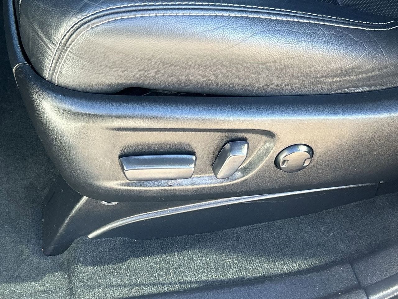 Used 2018 Super White Toyota SE image 16