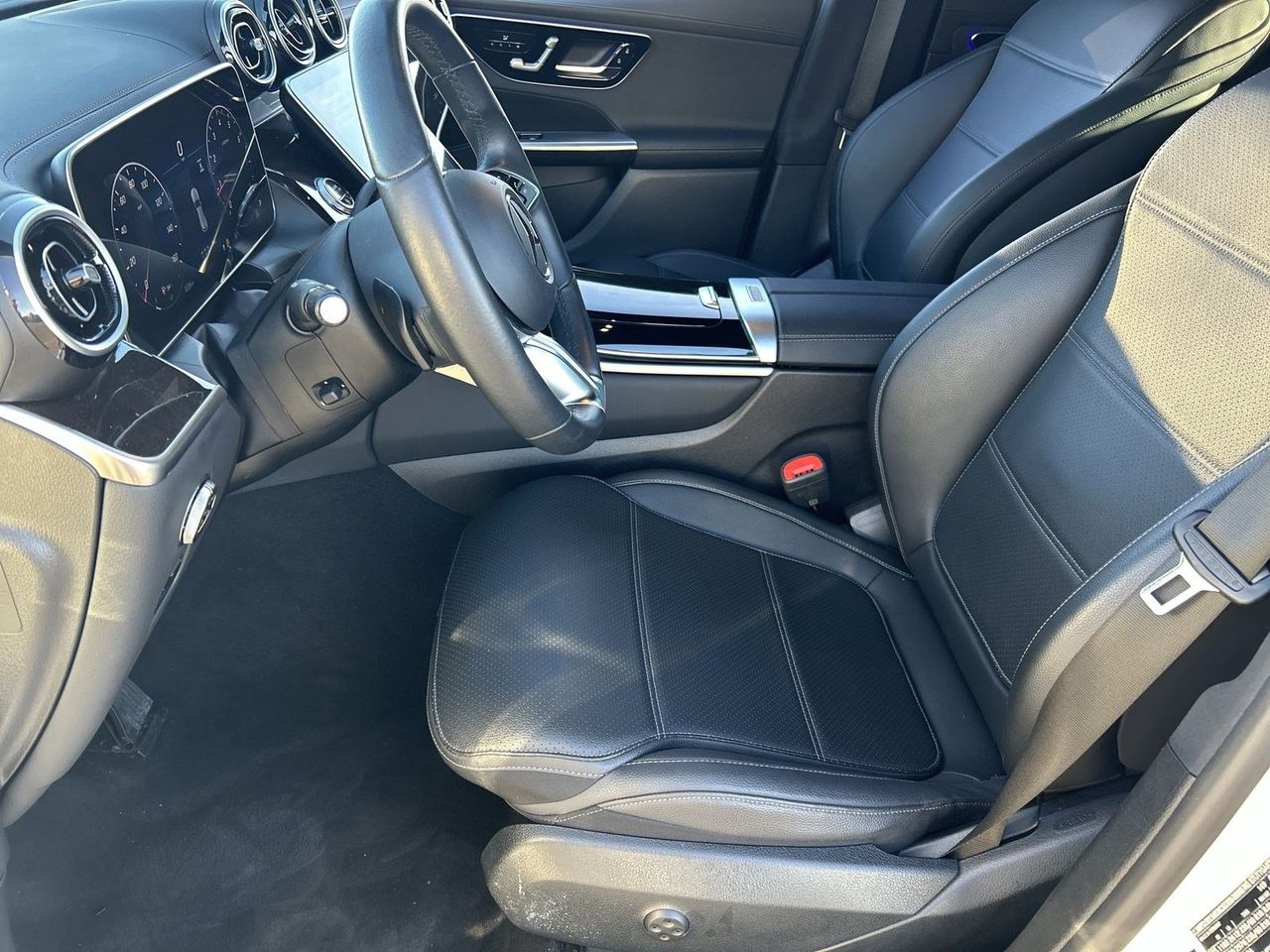 Used 2025 Polar White Mercedes-Benz GLC 300 image 16