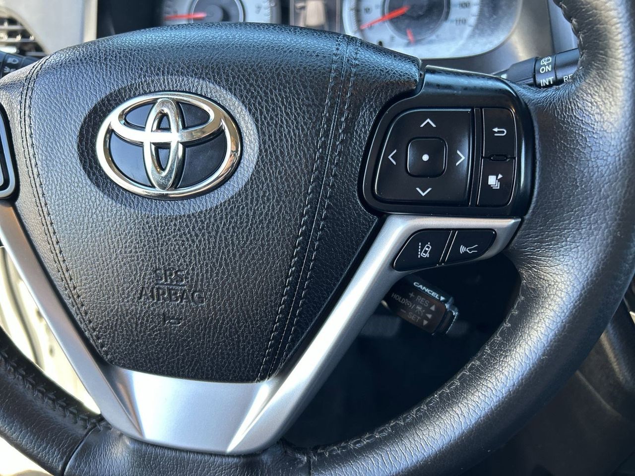 Used 2018 Super White Toyota SE image 21