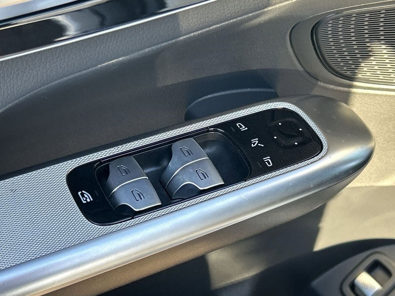 Used 2025 Polar White Mercedes-Benz GLC 300 image 18