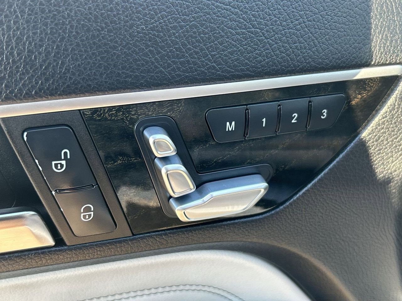 Used 2015 Designo Diamond White Metallic Mercedes-Benz E 550 image 16