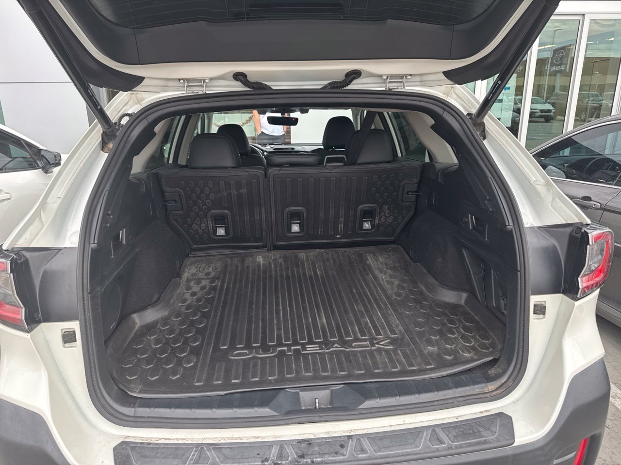Used 2022 Crystal White Pearl Subaru Limited image 9