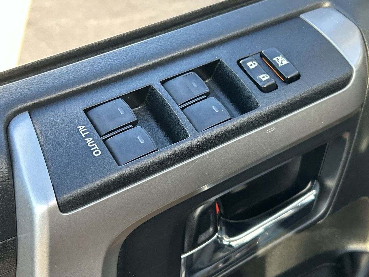 Used 2019 Midnight Black Metallic Toyota SR5 image 18