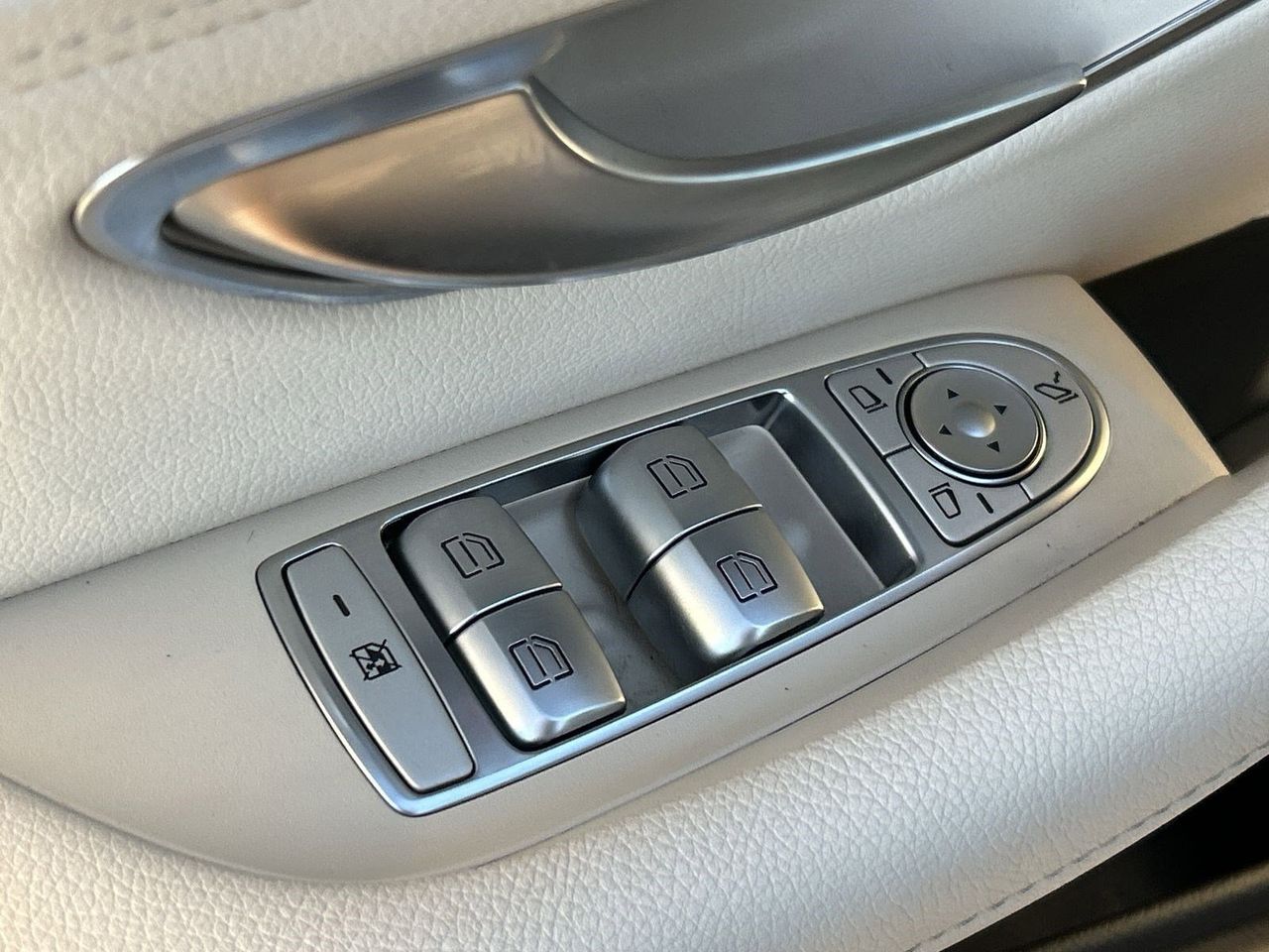 Used 2022 Obsidian Black Mercedes-Benz E 350 image 17